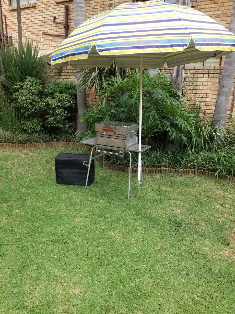 Braaiosourus kamp 2026 onder sambreel met deksel toe