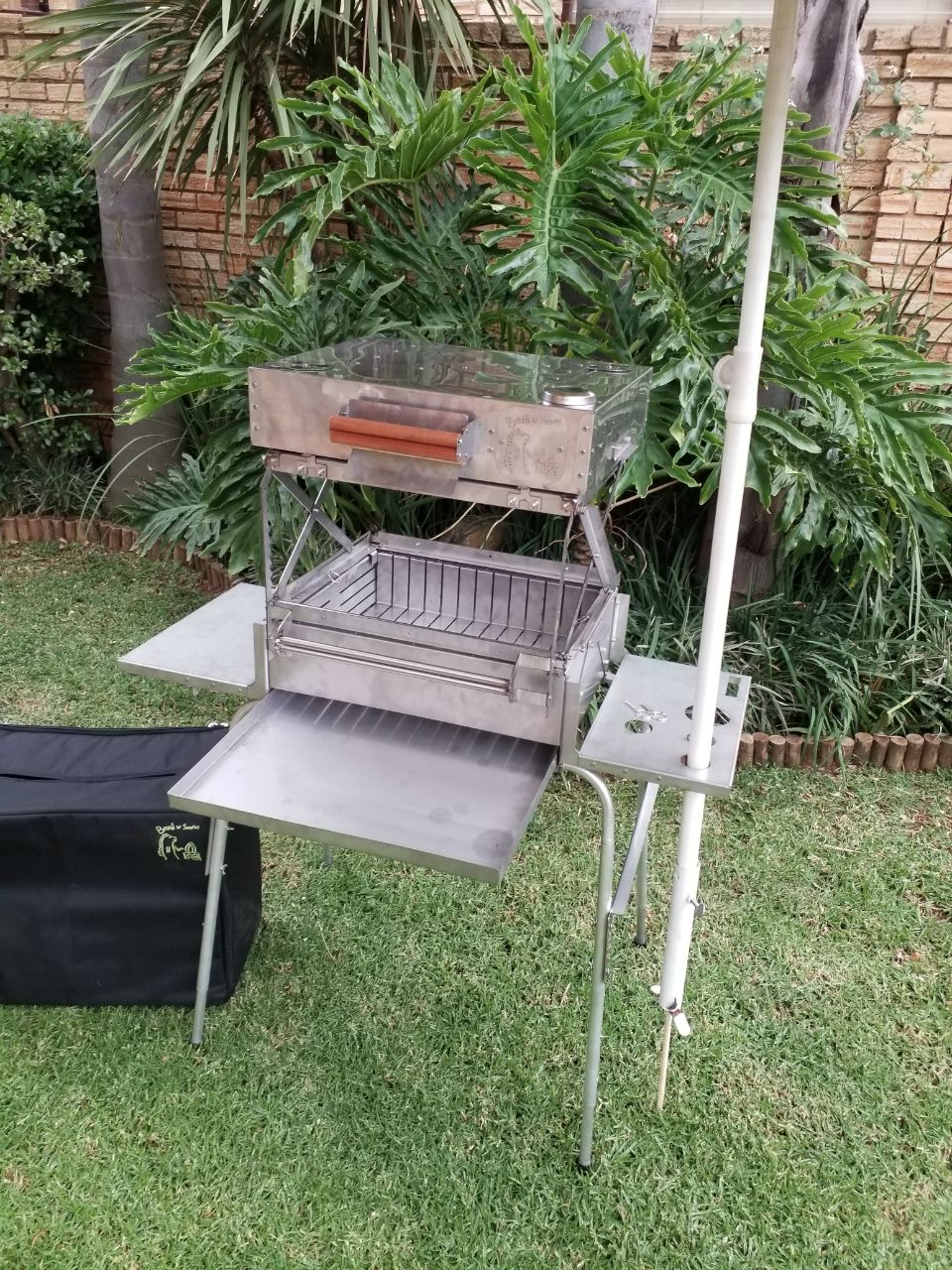 Braaiosourus kamp 2026 onder sambreel nader beskou met aslaai uit