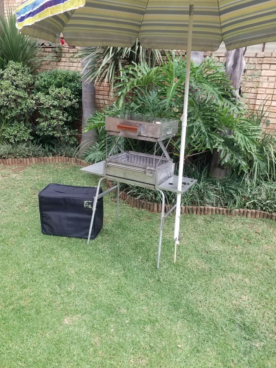 Braaiosourus kamp 2026 onder sambreel gelig