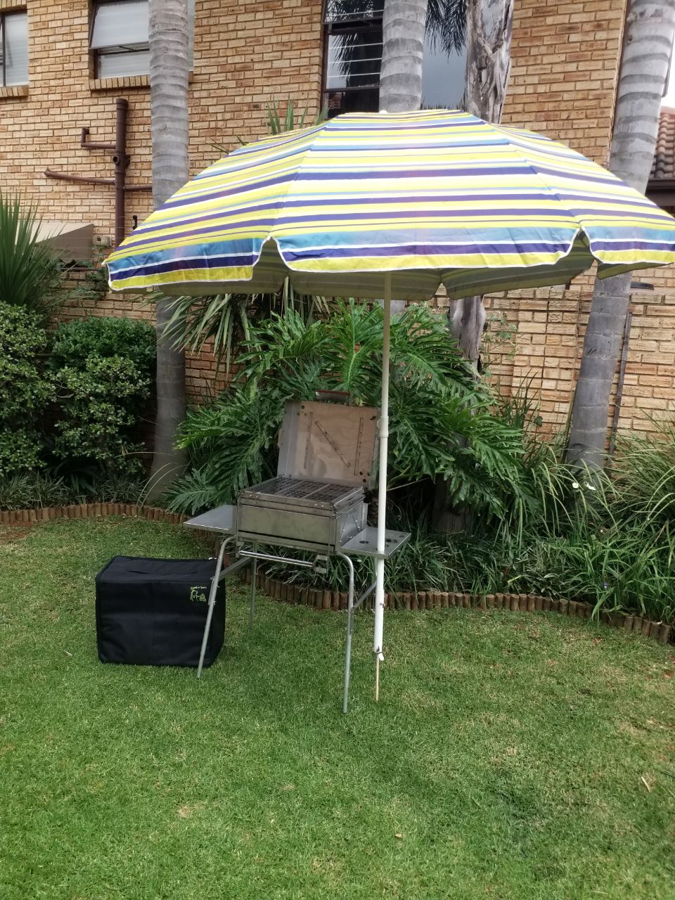 Braaiosourus kamp 2026 onder sambreel met deksel oop